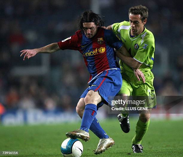 Barcelona's Argentine Leo Messi vies with Getafe's Nacho during their Spanish King's Cup football match, 18 April 2007, at Camp Nou stadium in...