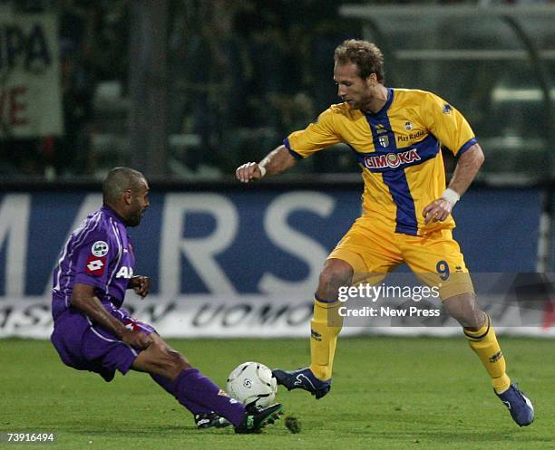 Fabio Liverani of Fiorentina in action against Zlatan Muslimovic of Parma during the Italian Serie A match between Parma and Fiorentina at the Stadio...