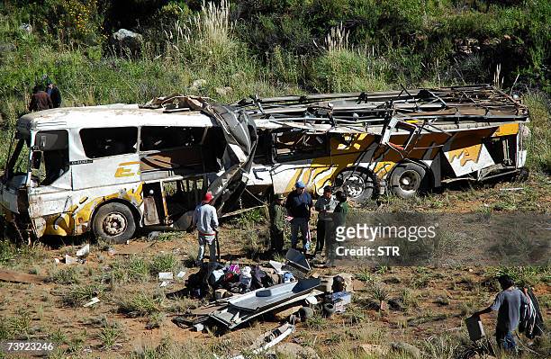 Rescatistas trabajan junto a un autobus el 19 de abril de 2007, que se accidento en la carretera entre Cochabamba y Santa Cruz. El autobus de...