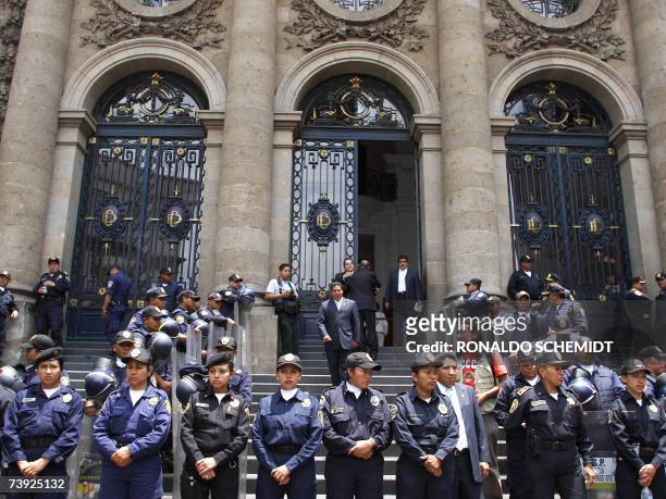 Policias mexicanos resguardan las instalaciones de la asamblea legislativa del Distrito Federal en Ciudad de Mexico el 19 de abril de 2007. Un fuerte...