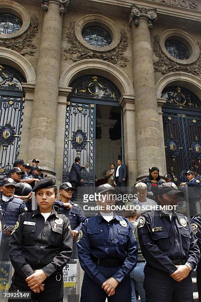 Policias mexicanos resguardan las instalaciones de la Asamblea Legislativa del Distrito Federal en la ciudad de Mexico, el 19 de abril de 2007. En el...