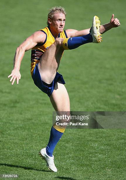 Michael Braun of the Eagles practices kicking for goals during a West Coast Eagles AFL training session at Subiaco Oval on April 20, 2007 in Perth,...