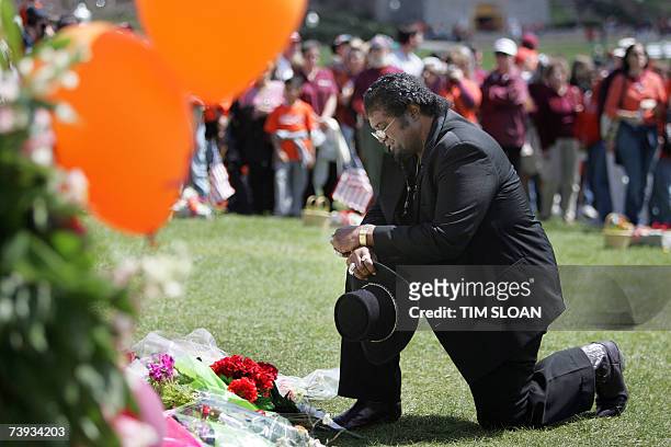 Blacksburg, UNITED STATES: Michael Shoels, whose son Isaiah was shot and killed in the Columbine High School shooting prays 20 April 2007 for the...