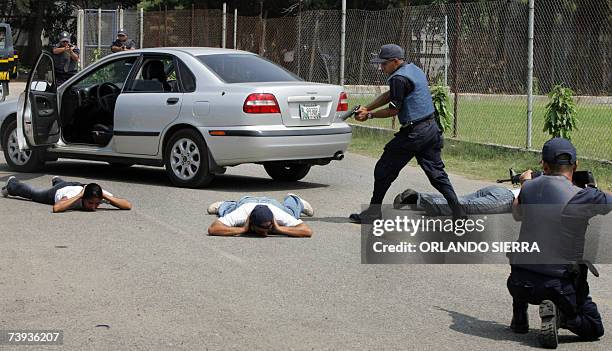 Jovenes de la Decima Octava Promocion de la Academia de la Policia Nacional Civil simulan la captura de una banda de ladrones en Ciudad de Guatemala,...