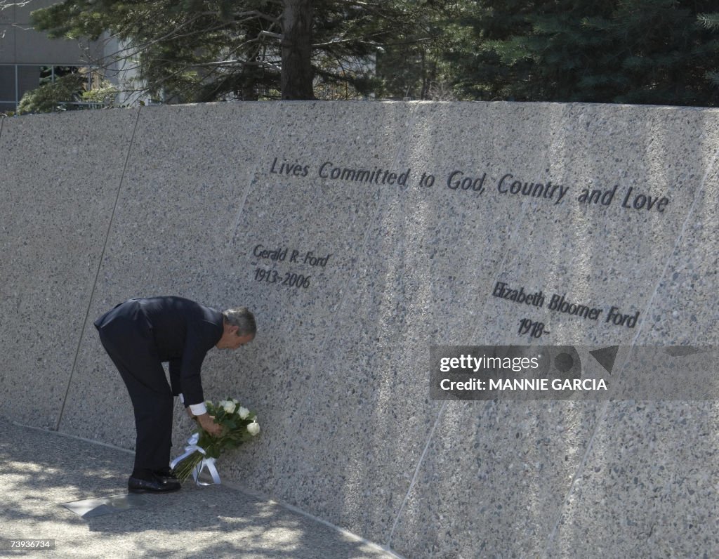 US President George W. Bush places flowe...