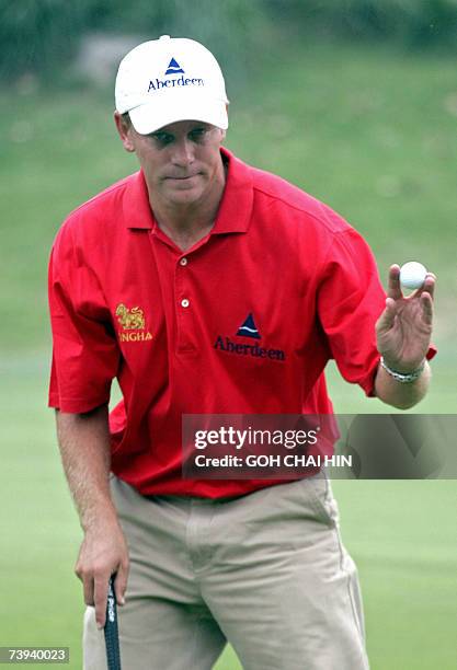 Simon Yates of Scotland acknowledges the crowd after birdieing the 11th hole during the third round of the 2.3-million-USD BMW Asian Open in Shanghai...