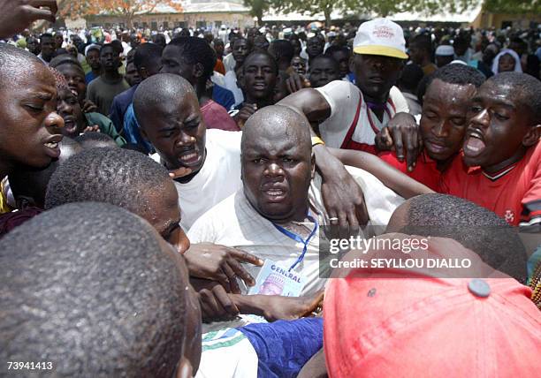 Voters argue with a INEC official following a wrongdoing at a polling station in the northern city of Kano, Nigeria, 21 April 2007. Voting began 21...