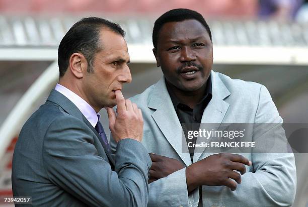 Nantes's coach Michel Der Zakarian chats with Nantes manager Japhaet N'Doram before their French L1 football match PSG vs. Nantes, 21April 2007 at...