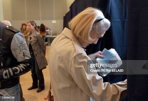 French woman votes 22 April 2007 at the French general consulate in Tunis. Some 44.5 million eligible voters are choosing a successor to Jacques...