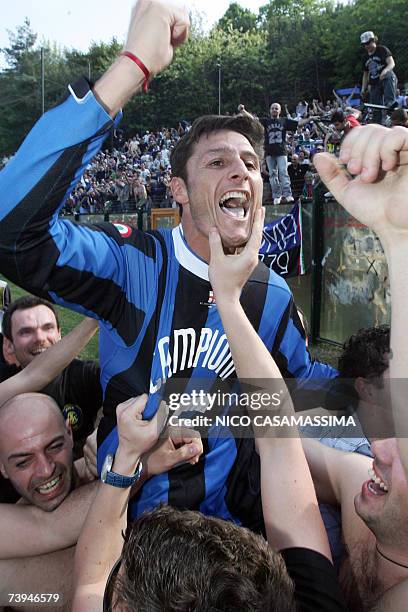 Inter Milan's Javer Zanetti celebrates after defeating Siena in the Italian Serie A match at A. Franchi stadium in Siena, Italy, 22 April 2007. Inter...