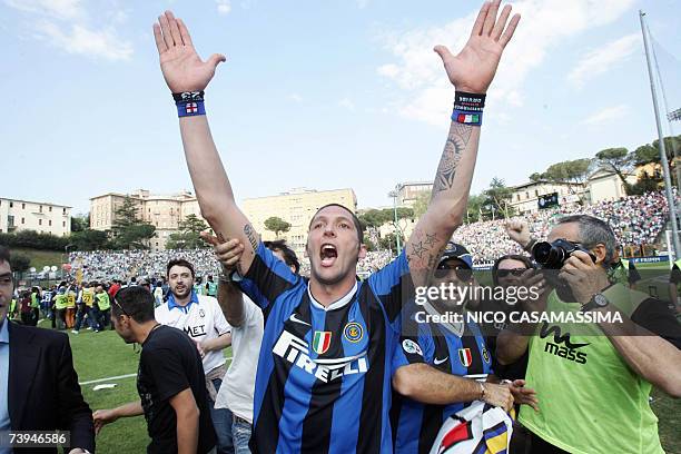 Inter Milan's Marco Materazzi celebrates after defeating Siena in the Italian Serie A match at A. Franchi stadium in Siena, Italy, 22 April 2007....