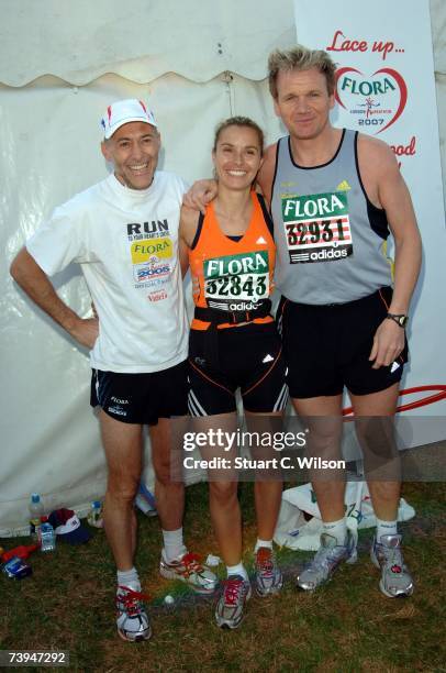 Chefs Michel Roux and Gordon Ramsey with Gordon's wife Tara pose for photos at the start of the 2007 Flora London Marathon on April 22, 2007 in...