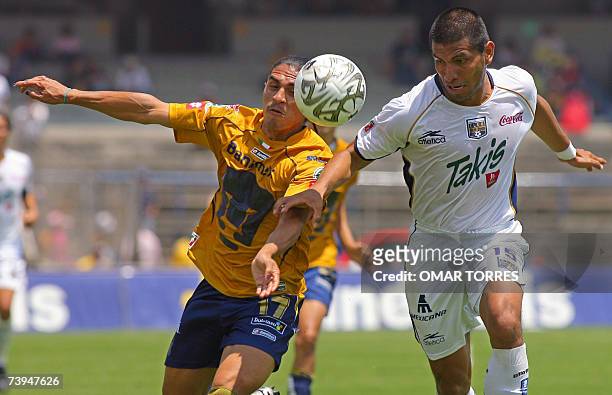 Francisco Palencia de Pumas de la UNAM disputa el balon con Alfredo Gonzalez de San Luis en partido de la fecha 16 del torneo Clausura 2007 del...