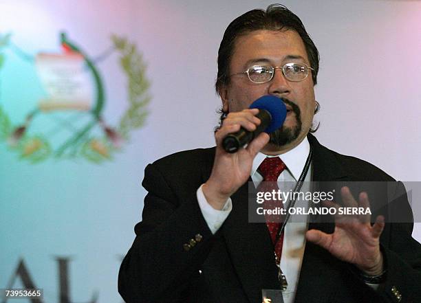 Guatemala City, GUATEMALA: Jose Alfredo Calderon Enriquez, secretario tecnico de la Comision Nacional para la Erradicacion de Armas Ilegales de...