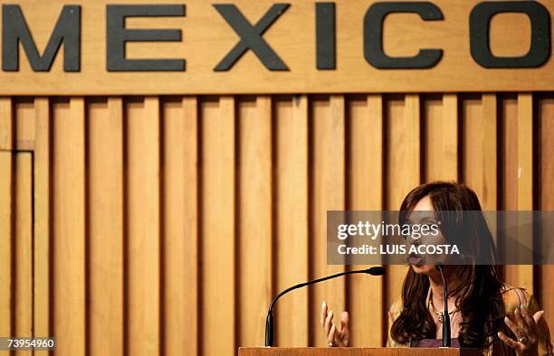 La senadora y primera dama argentina, Cristina Fernandez de Kirchner, diserta durante la conferencia academica sobre "La realidad de argentina y...