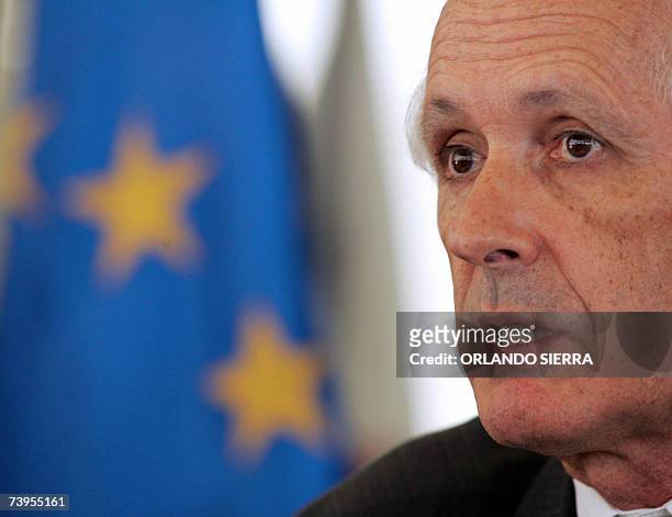 Tomas Dupla del Moral, jefe de la delegacion de la Union Europea , responde preguntas de la prensa en Ciudad de Guatemala, el 23 de abril de 2007. La...