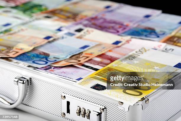 euro bank notes in case, close-up - maletín fotografías e imágenes de stock