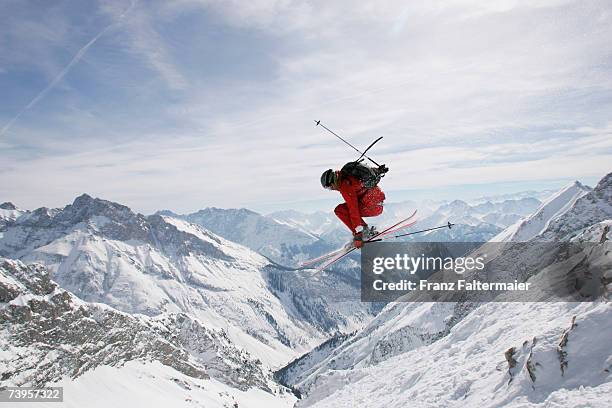 germany, damkar, person jumping ski, side view - extreme skiing photos et images de collection