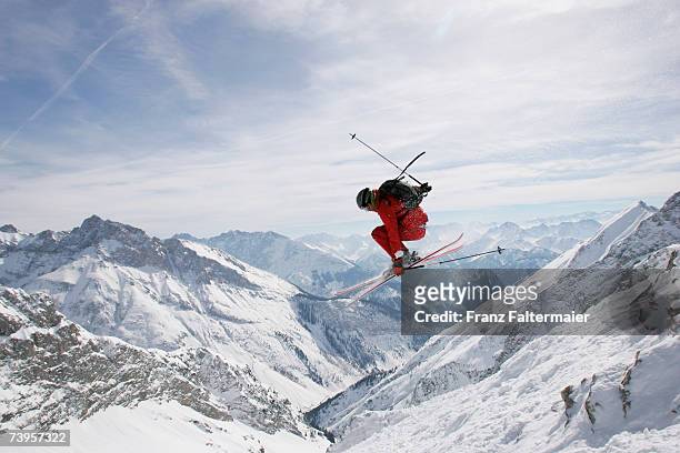 germany, damkar, person jumping ski, side view - freestyle skiing stockfoto's en -beelden