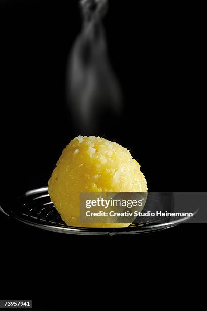 steaming potato dumpling, close-up - teigtaschen stock-fotos und bilder