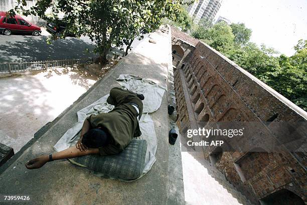 Watchman sleeps in the shade at the Ugrasen-Ki-Baoli step-well in New Delhi, 24 April 2007. Ugrasen-Ki-Baoli is said to have been built by Raja...