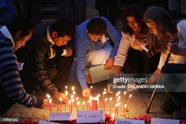 Feligreses encienden velas frente a la iglesia San Sebastian, a pocos metros donde fue asesinado hace nueve anos monsenor Juan Jose Gerardi Conedera,...