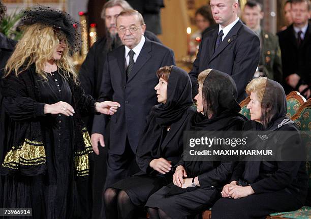 Moscow, RUSSIAN FEDERATION: Russian singer Alla Pugacheva speakes to Naina , widow of former Russian president Boris Yeltsin, daughter Tatyana and an...