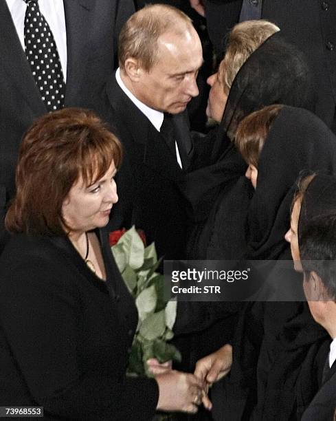 Moscow, RUSSIAN FEDERATION: Presiden Vladimir Putin and his wife Lyudmila offer condolences to family members of first Russian president Boris...
