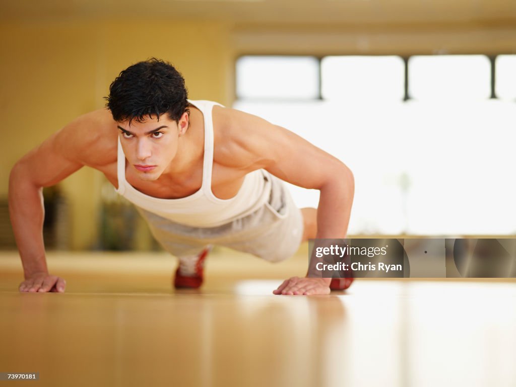 Uomo facendo Flessioni nel centro fitness