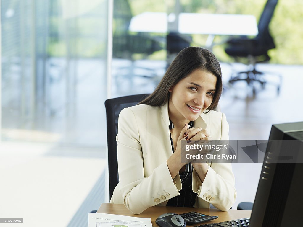 Frau im Büro arbeitet auf ihrem computer