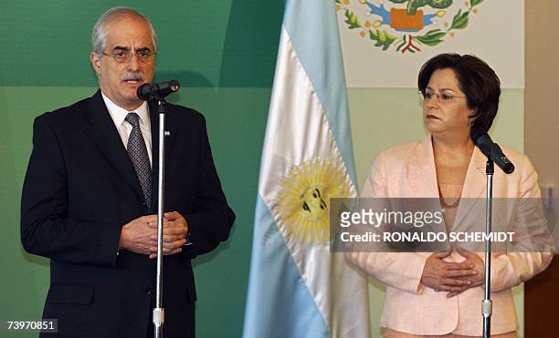 El canciller argentino Jorge Taiana ofrece una conferencia de prensa con la secretaria de Relaciones Exteriores de Mexico, Patricia Espinosa, tras...