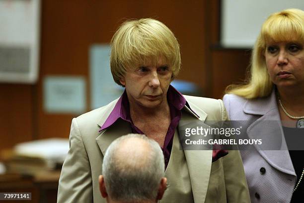 Los Angeles, UNITED STATES: Music producer Phil Spector arrives with unidentified members of his defense team for opening statements in his murder...