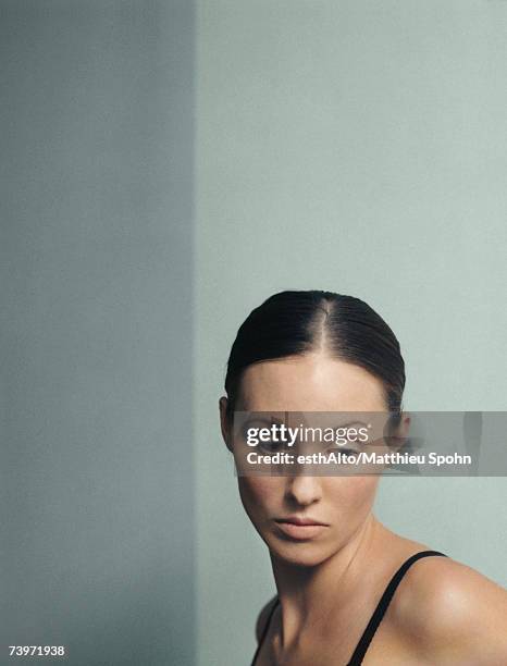 woman looking down, portrait - hair parting stockfoto's en -beelden