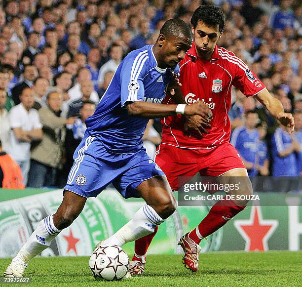 London, UNITED KINGDOM: Chelsea's Ivorian forward Salomon Kalou vies with Liverpool's Spanish defender Alvaro Arbeloa their Champions League...