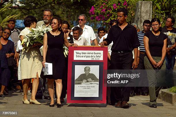 San Salvador, EL SALVADOR: Feligreses catolicos participan del funeral del sacerdote salvadoreno-espanol Francisco Javier Ibizate celebrado en la...