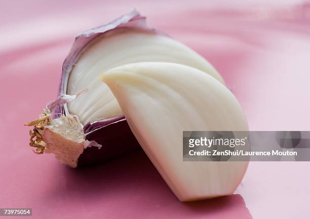 cloves of garlic on plate - garlic clove - fotografias e filmes do acervo