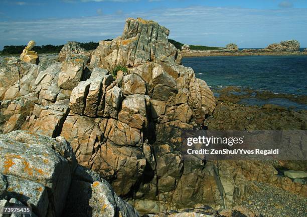 ile de brehat, brittany, france, coastal rock formations - rougness stock pictures, royalty-free photos & images
