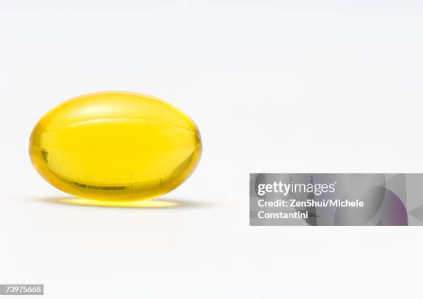 evening primrose oil gelcap - fish oil foto e immagini stock