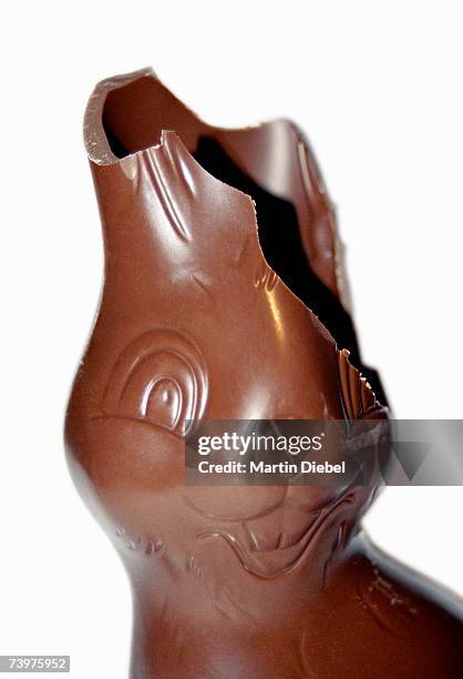 chocolate easter rabbit with a broken ear - aushöhlung stock-fotos und bilder