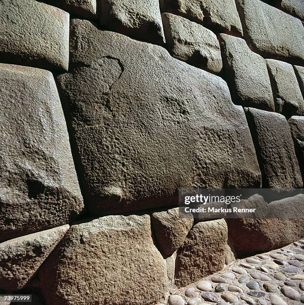 stone wall, sacsayhuaman incan ruins, cusco, peru - bezirk cuzco stock-fotos und bilder