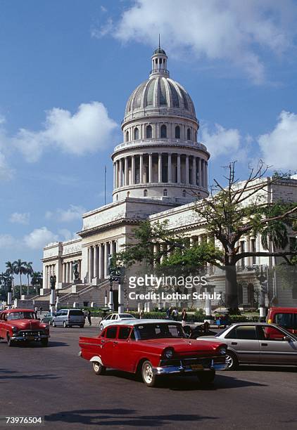 busy street in front of el capitolio, havana cuba - capitolio stockfoto's en -beelden