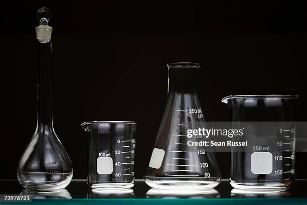 laboratory glassware on a shelf - artigos de vidro de laboratório - fotografias e filmes do acervo