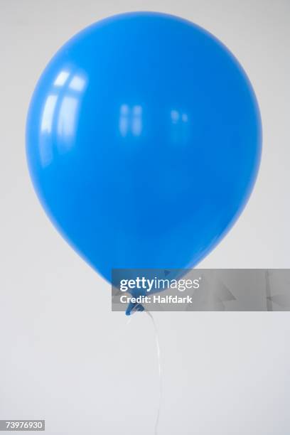 a blue balloon - ballon de baudruche photos et images de collection