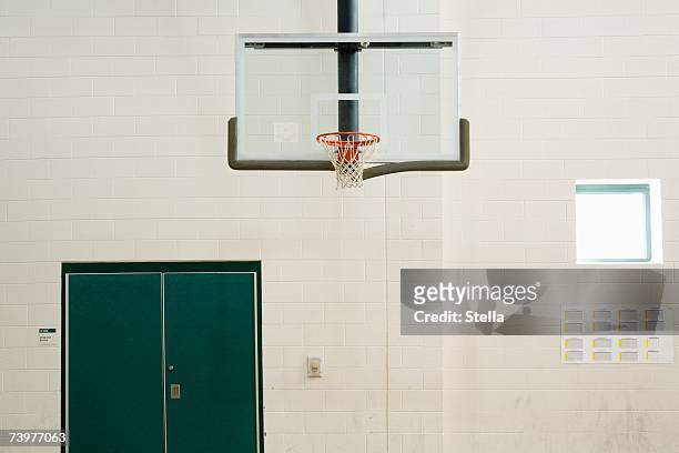 a basketball hoop - school gymnasium stockfoto's en -beelden