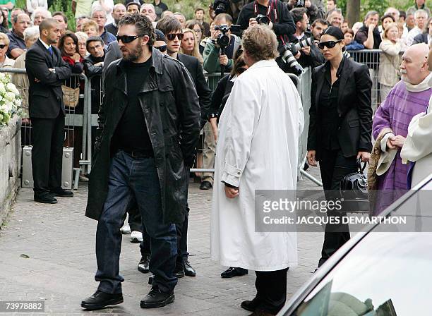 French actor Vincent Cassel arrives with his companion Italian actress Monica Bellucci at Saint-Eustache's church for the funeral of his father...