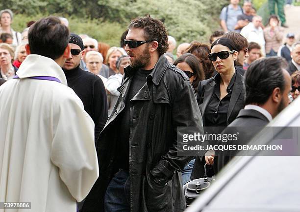 French actor Vincent Cassel arrives with his companion Italian actress Monica Bellucci at Saint-Eustache's church for the funeral of his father...