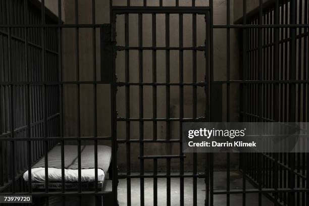 empty prison cell - gevangenis stockfoto's en -beelden