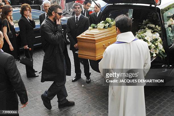 French actor Vincent Cassel follows the coffin of his father Jean-Pierre Cassel leaving his funeral at Saint-Eustache's church, 26 April 2007 in...