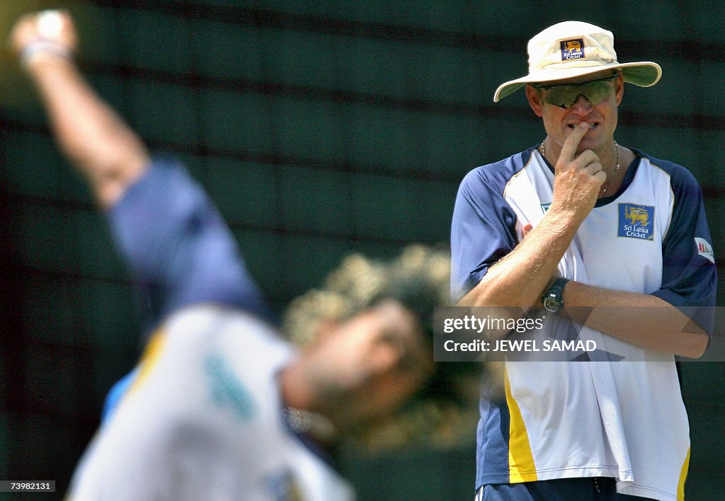 Sri Lankan cricketer Lasith Malinga (L)...