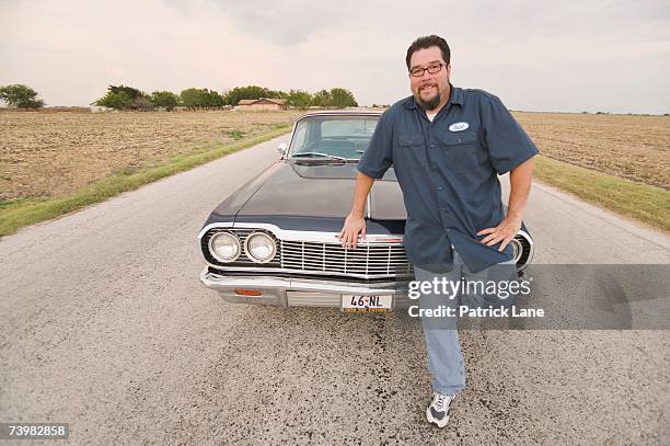 man in a bowling shirt with a classic american car - single lane road - fotografias e filmes do acervo